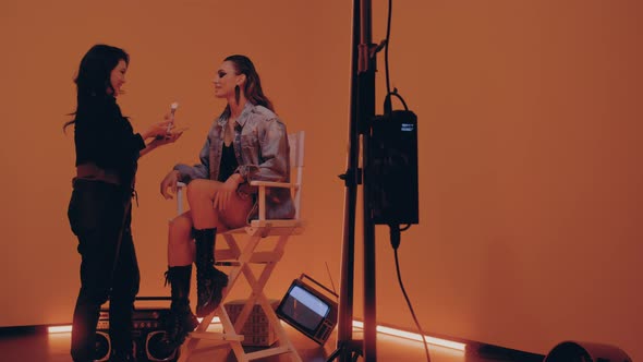 Retro Fashion Model gets Make Up alt