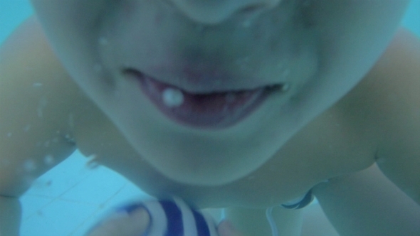 Child Getting Ready And Diving In The Pool alt