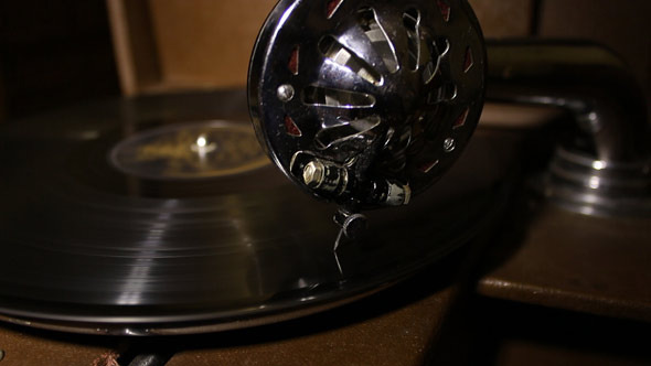 Gramophone Disc Rotates and Stops alt