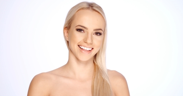 Bare Pretty Woman Looking Straight With Copy Space alt