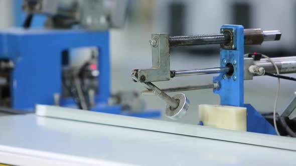 automatic rolling machine bends sheet metal alt