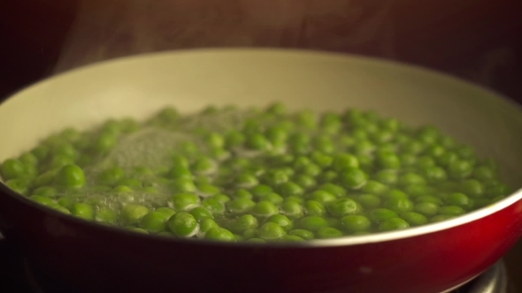  Steaming Boiled Green Peas