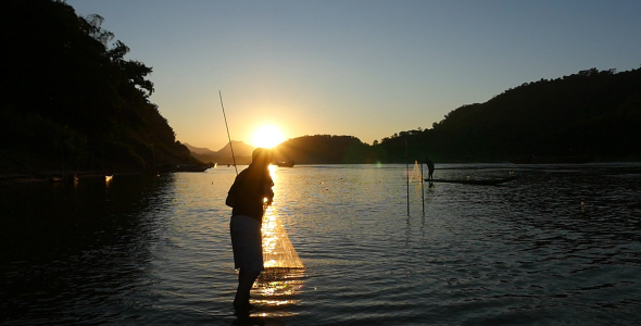 Throws The Fish Net Into The Water alt