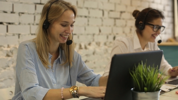 Customer Service Team Woman Call Center Smiling alt