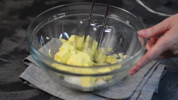 Mixing butter with sugar with the hand mixer alt
