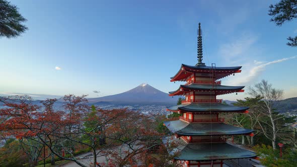 4K Timelapse of Mt. Fuji with Chureito Pagoda at sunrise in autumn, Fujiyoshida, Japan alt