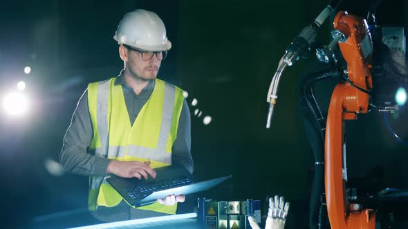 Researcher Safety Wear Is Navigating Robotic Mechanism alt