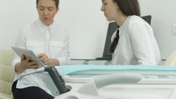 Dentist and patient discussing alt