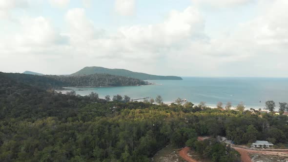 Exotic green lush hills that meet the turquoise sea in Saracen Bay in Koh Rong Sanloem, Cambodia alt