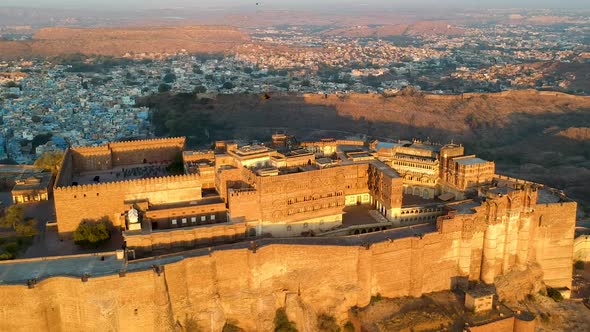 Golden hour aerial view of Mehrangarh Fort at sunrise. Jodhpur, Rajasthan, India alt