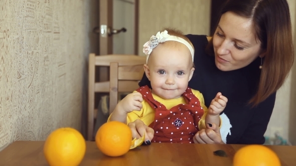 Child With Her Mother Are Eating Tangerin alt