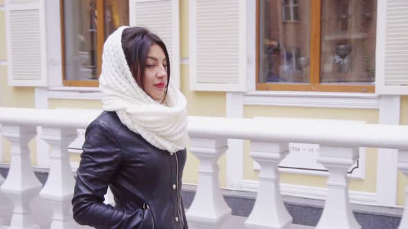 Young Brunette Woman Walks in the Ciy alt