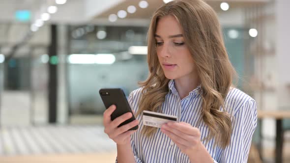 Portrait of Online Payment Loss By Businesswoman on Smartphone alt