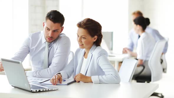 Business People Having A Meeting 1 alt