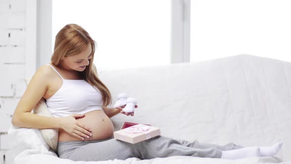 Pregnant Woman With Gift Box alt