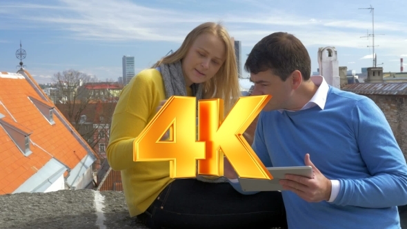 Couple Looking At City Map Outdoor alt