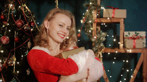 Sexy Blonde Girl With Christmas Gift alt