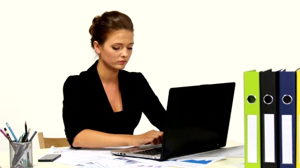 Businesswoman In Office Using Laptop  alt