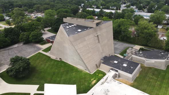 Pedestal motion upward and pan. alt