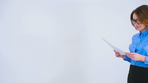 Young Businesswoman Stopped And Look To The Camera alt