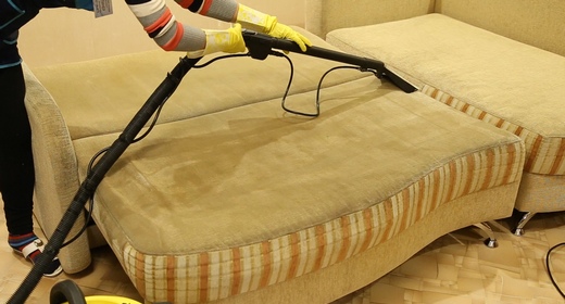 Service cleaning dirty sofa