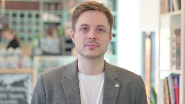 Portrait of Young Man Looking at Camera alt