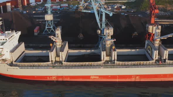 Crane Load a Big Ship with Coal alt