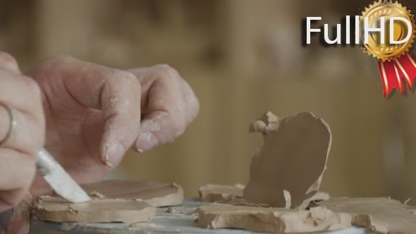Craftsman is Making a Clay Souvenir alt