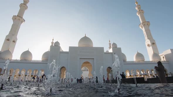 Tourists at the Sheikh Zayed bin Sultan Al Nahyan Grand Mosque, Abu Dhabi, United Arab Emirates alt