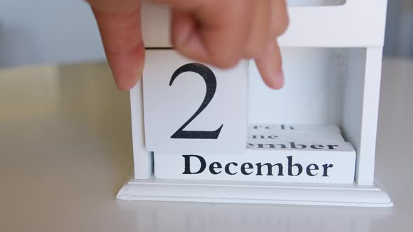 Change the Date on the Wooden Calendar on 25 December or Christmas alt