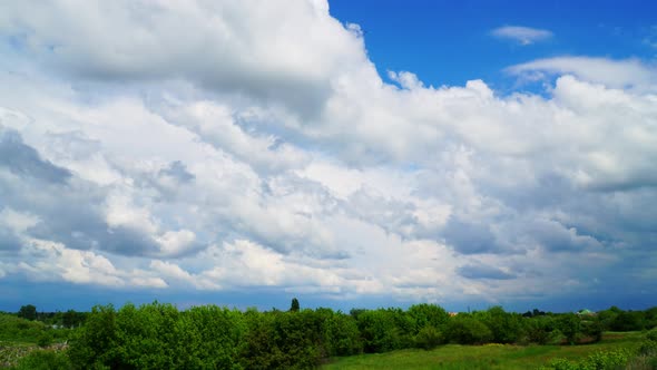 Time Lapse Clouds Behind The City alt