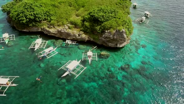 Aerial view of Pescador Island with traditional filipino boats, Philippines. alt