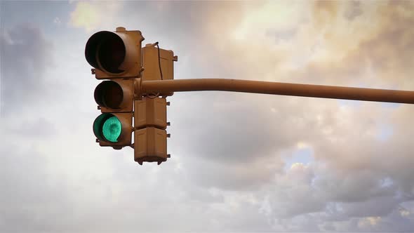 Traffic Light and Cloudy Sky. 4K Version. alt