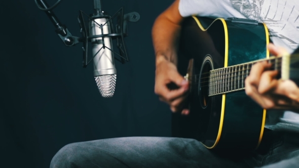 Recording Acoustic Guitar In The Studio. alt