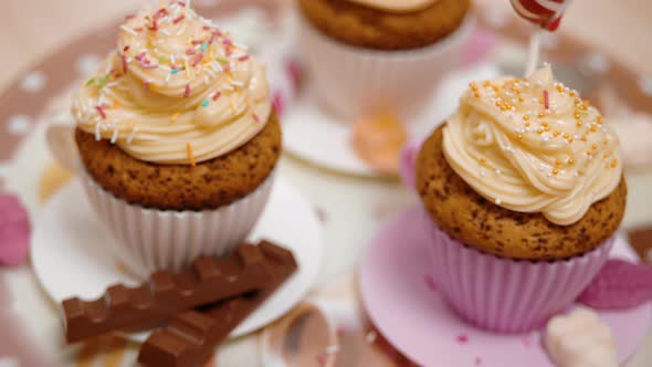 4K - Holiday Cupcakes alt