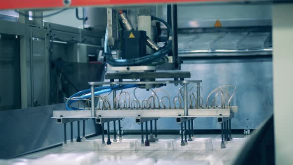 Automatic Pick and Place Robot Moving Plastic Ware Using Suction Cups alt