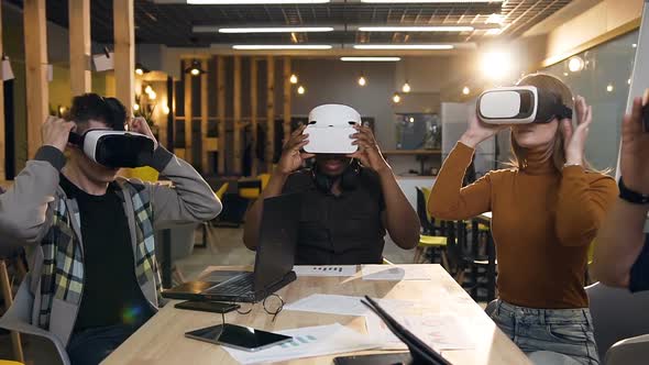 Young Business Team Wearing VR Virtual Reality Glasses in the Modern Office alt
