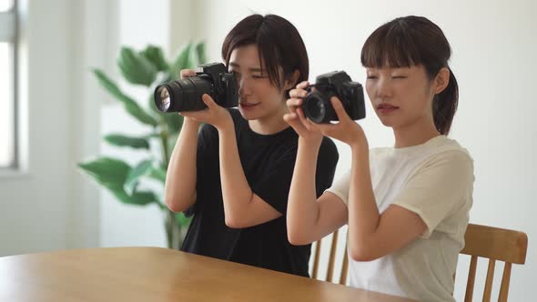 Woman learning how to take pictures alt