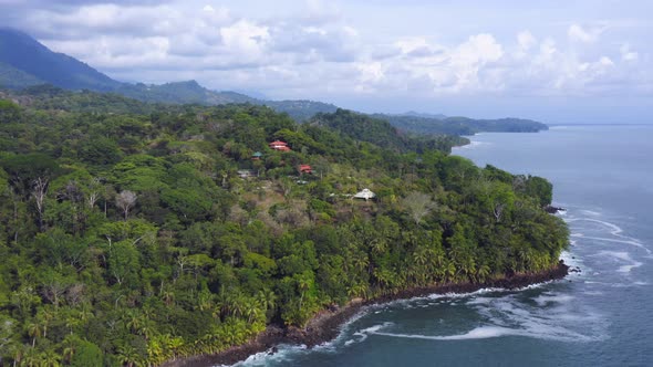 Aerial Drone View of Rainforest and Ocean on the Pacific Coast in Costa Rica, Tropical Jungle Coasta alt