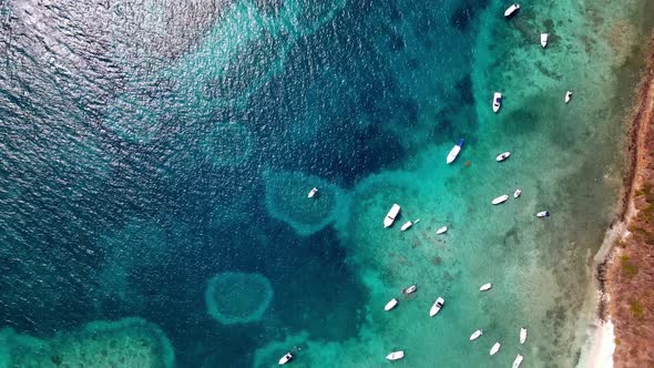 DRONE BEACH TAKE OF BOATS IN CRYSTAL CLEAR BLUE WATER BEACH alt
