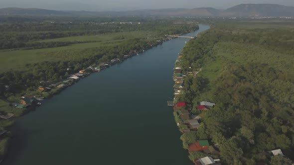 Floating Restaurants Invite Tourists To Eat Tasty Seafood Dishes.