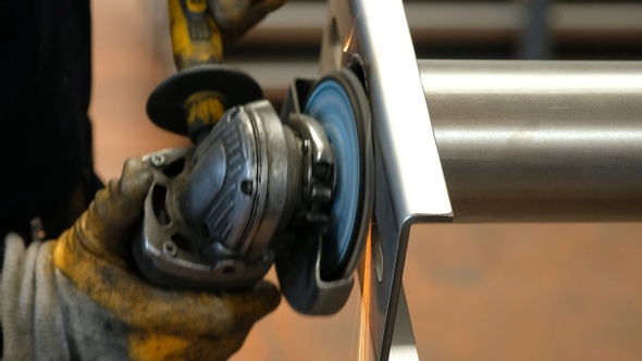 Grinder Cuts Metal alt