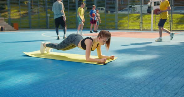 Sport Girl is Standing in Plank alt