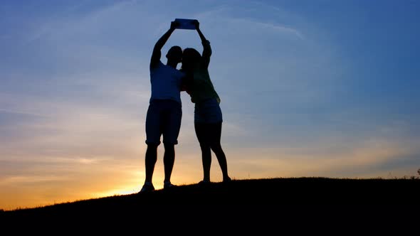 Lovers Do Selfie at Sunset alt