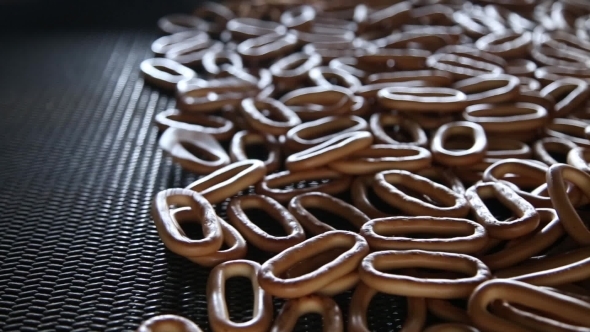 Freshly Baked Bagels Moves on Production Line alt