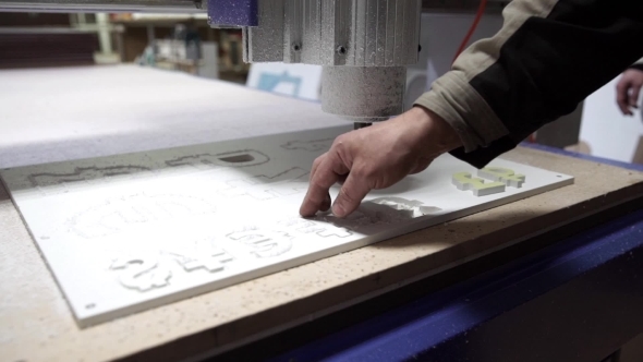 Milling Cutting Machine Makes Currency Sings