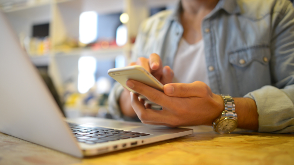 Browsing on Smartphone alt