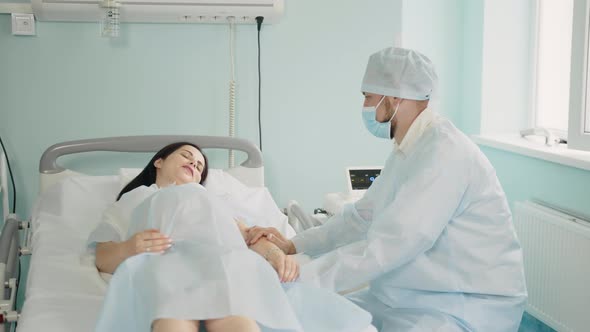 Man Trying to Calm Down His Pregnant Wife Before Labour alt