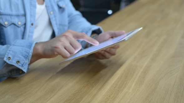 Scrolling, Browsing on Tablet alt