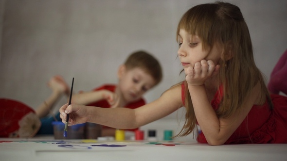 Children Draw on Paper alt